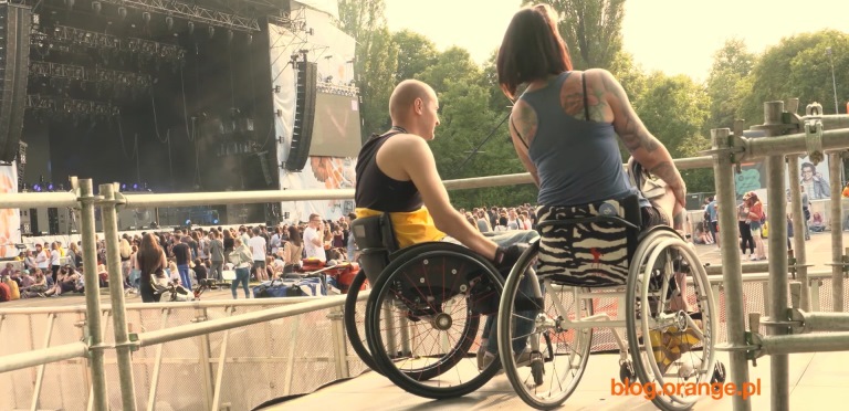 osoby z niepełnosprawnością na platformie przed sceną