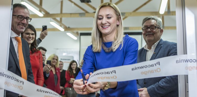 Ewa Krupa, prezes Fundacji Orange na otwarciu Pracowni Orange w Kozerkach