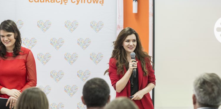 Wanda Buk, Dyrektor Centrum Projektów Polska Cyfrowa, w trakcie otwarcia pracowni Orange w Kozerkach