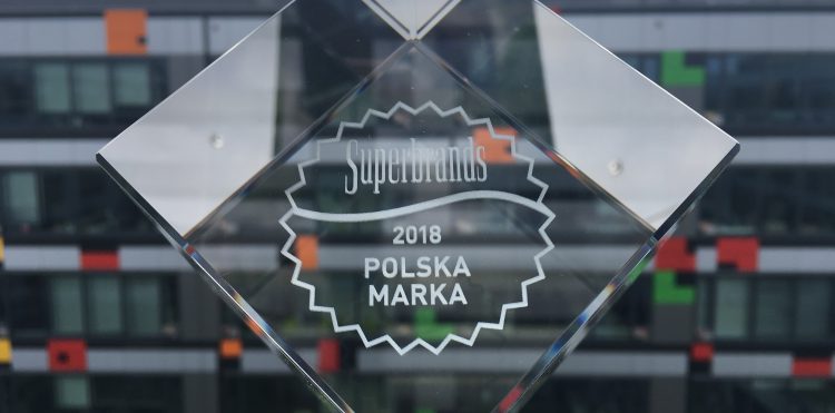 Nju mobile ze statuetką Superbrands Polska Marka 2018