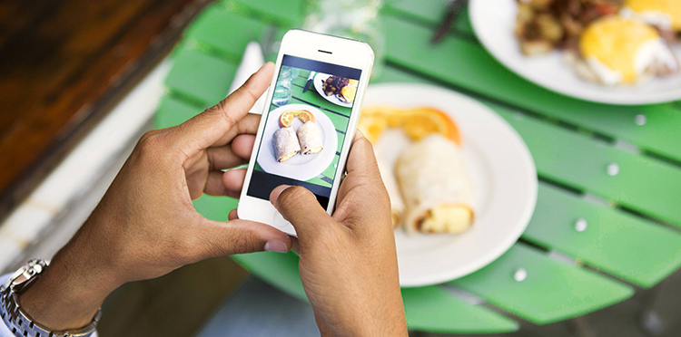Smartfon i zdjęcie jedzenia 