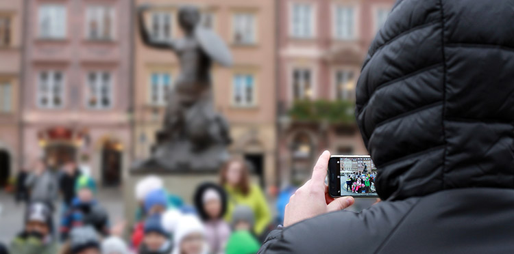 Zdjęcie grupowe robione smartfonem przy Warszawskiej Syrence