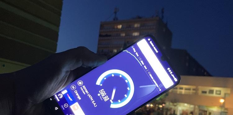 Wieczorny spacer ze smartfonem 5G po Warszawie