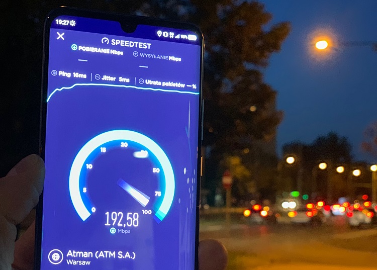 Wieczorny spacer ze smartfonem do 5G po Warszawie - zdjęcie speedtest