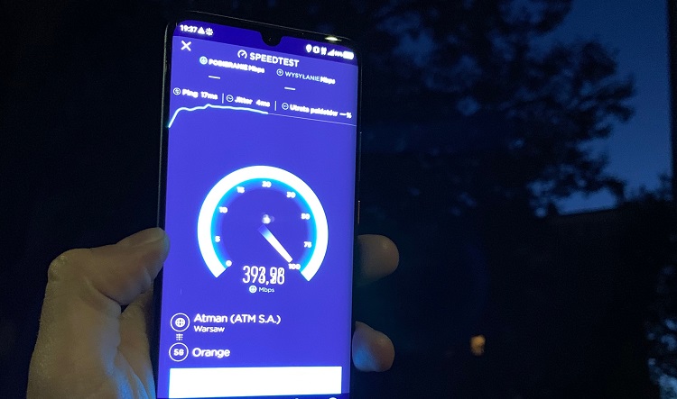 Wieczorny spacer ze smartfonem do 5G po Warszawie - zdjęcie speedtest blisko 400 Mb/s