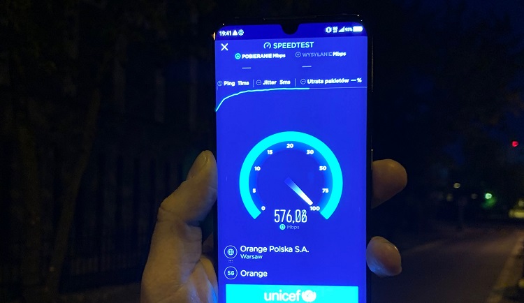 Wieczorny spacer ze smartfonem do 5G po Warszawie - zdjęcie speedtest ponad 500Mb/s