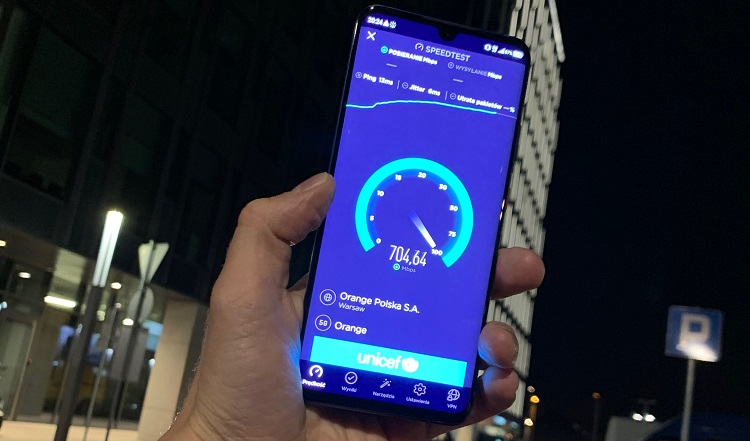 Wieczorny spacer ze smartfonem do 5G po Warszawie - zdjęcie speedtest