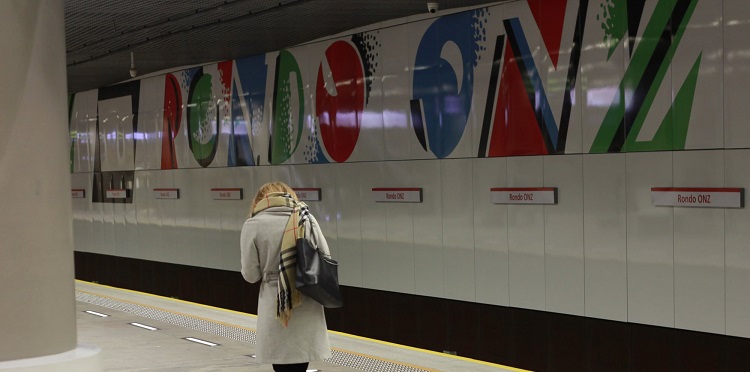 Grafika ilustracyjna przedstawiająca stację metra w Warszawie