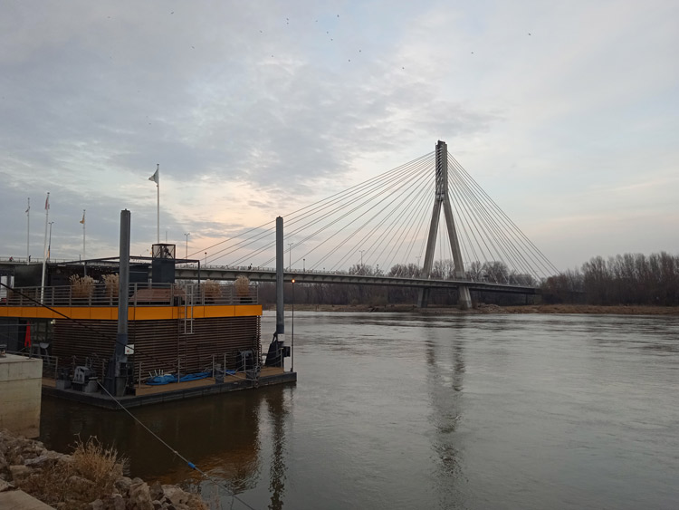 Widok na rzekę i most
