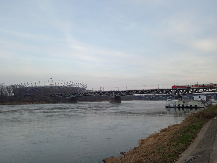 Rzeka i stadion w tle