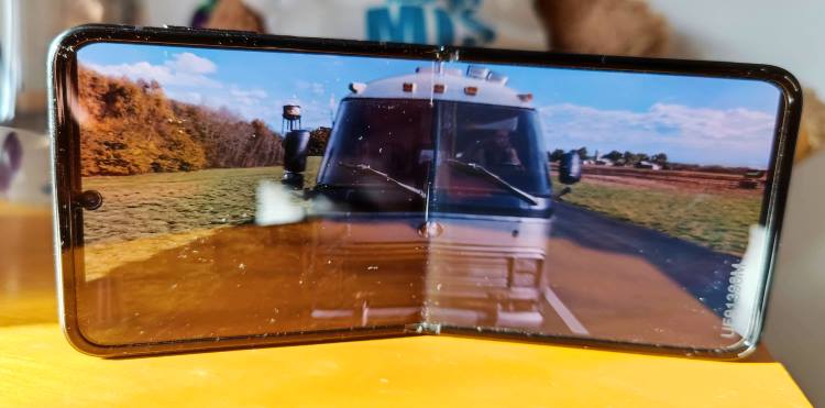 Galaxy Z Flip3 rozłożony do oglądania filmu