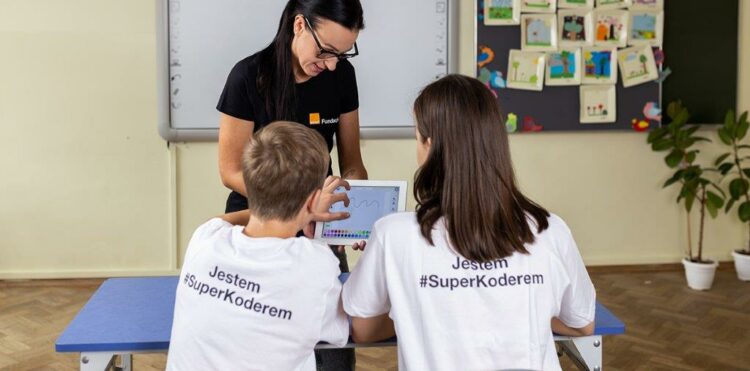W 280 szkołach podstawowych w całej Polsce od września ruszą programy edukacyjne Fundacji Orange
