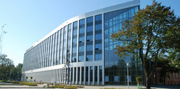 Rusza wewnętrzna sieć kampusowa 5G na Politechnice Śląskiej. Posłuży tworzeniu i testowaniu najnowocześniejszych rozwiązań dla przemysłu 4.0.