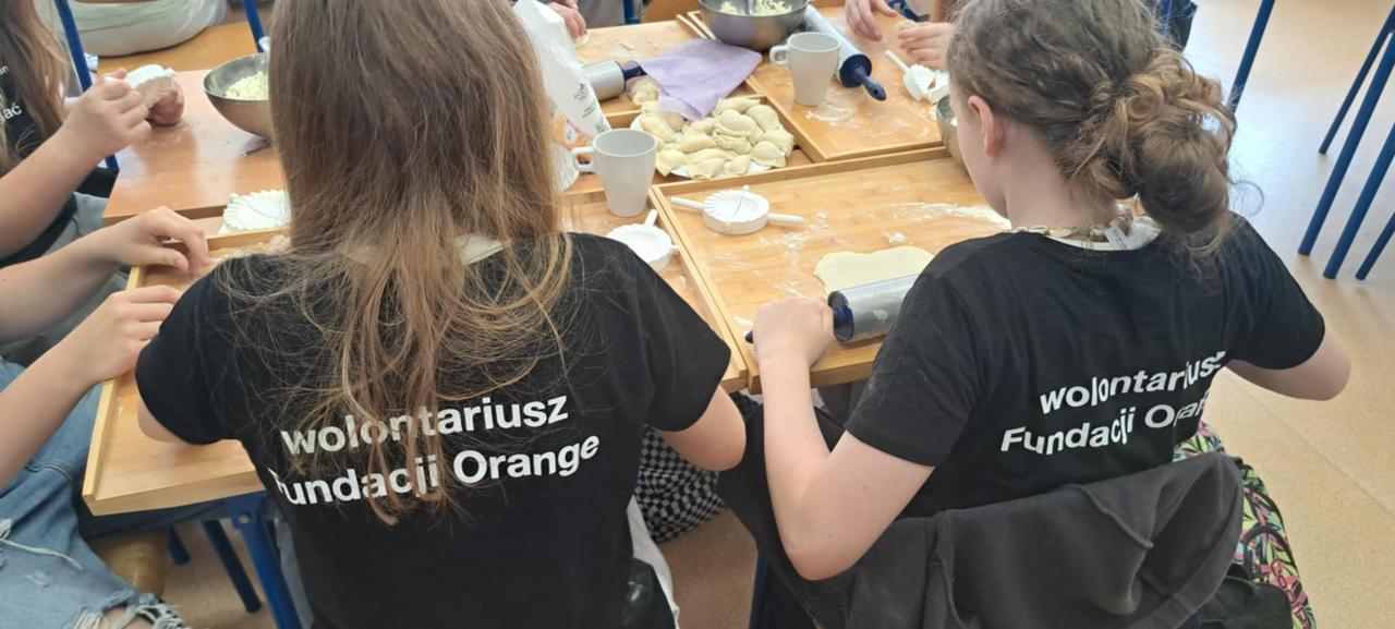 Ofiarowują dzieciom troskę, wiedzę i szczęście